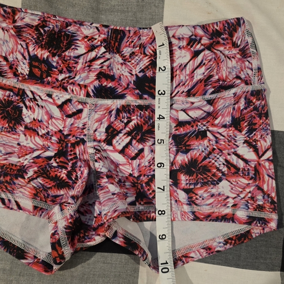 Fleo Geometric Floral Print - Picture 3 of 5